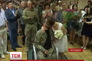 Тяжелораненный боец "Донбасса" женился на жительнице Мариуполя, которая накормила его борщом 
