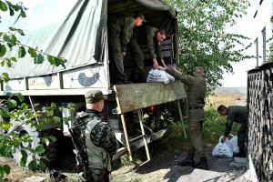 Бойцы нацгвардии помогли жителям Мирной Долины получить гуманитарку