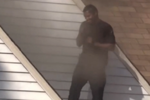 Американец поджег дом возлюбленной и залез на пылающую крышу, чтобы исполнить «танец победителя»