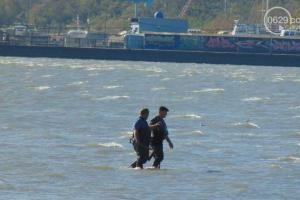 На мариупольском пляже наблюдается наплыв охотников за золотом