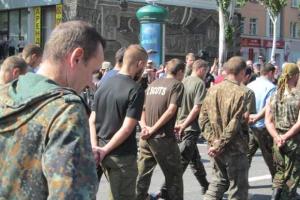 402 дня неизвестности: матери пленных бойцов молят Порошенко о помощи