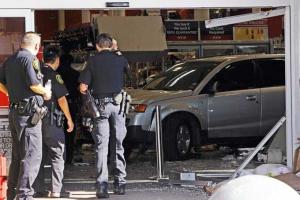 В Техасе 74-летняя бабушка на джипе протаранила супермаркет и задавила посетителей