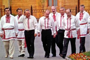 В сети появились фото Путина в вышиванке