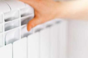 В некоторых квартирах укранцев настолько тепло, что приходится открывать окна