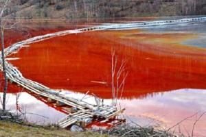 В России вода в реке окрасилась в красный цвет