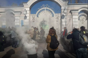 Активисты «Автомайдана» взяли в осаду дом Петра Порошенко