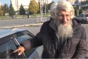 80-летний россиянин живет в машине, спасаясь от режима Путина 