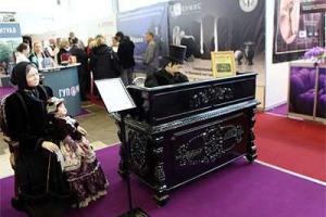 В Москве прошла "мрачная" выставка похоронного оборудования