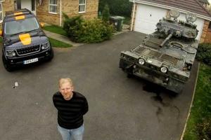 Жителю Британии пришлось купить дом из-за танка: в квартире не помещался