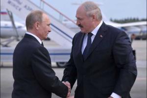 Российская авиабаза в Беларуси: Лукашенко не хочет заглатывать крючок
