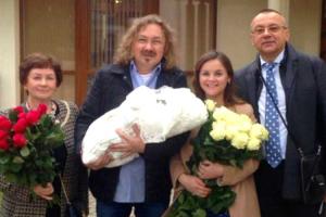 Игорь Николаев впервые взял на руки дочь Веронику