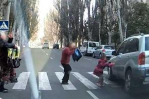 В Славянске ребенок чудом остался жив, ступив на пешеходный переход 