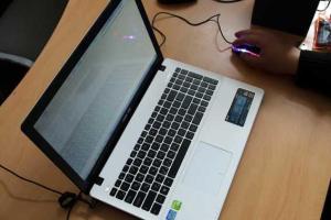 В Мариуполе мужчина, решив помочь бедным девушкам, остался без ноутбука