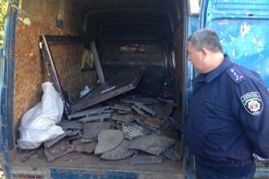 Грузовое авто с битыми люками задержали в Днепропетровске