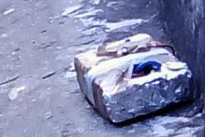 В Мариуполе во дворе дома обнаружили странный предмет, обмотанный скотчем