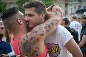 В одной из провинций в Индонезии геев официально будут бить палками