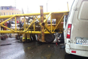 В Омске строительный кран рухнул на машины с людьми. Видео