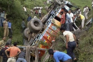 В Индии автобус упал в ущелье, погибли 14 человек