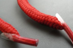 Опоздавшая на рейс британка повесилась на шнурках в аэропорту Стамбула