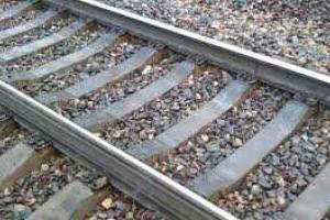 В Славянске мужчина залез под вагон поезда и остался без руки