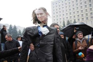 Мариупольские активисты "люстрировали" председателя ЦИК Охендовского