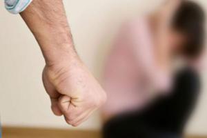 На Луганщине жестоко избили женщину, пытаясь выяснить где находится ее сын 