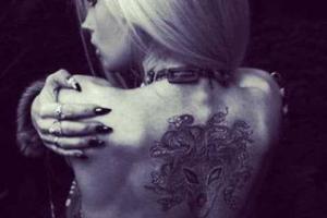 Одесская Барби обнажила тело и показала татушку