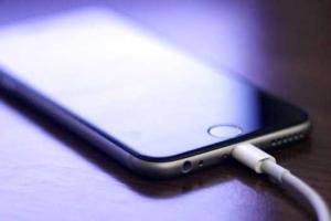 Почему iPad не заряжается от розетки?