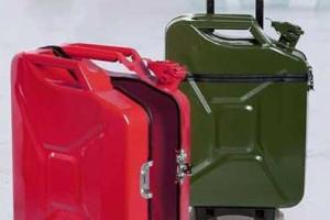 В России новый тренд - чемоданы в виде канистры