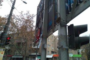В Одессе светофор повесили на рекламную конструкцию