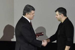Порошенко наградил режиссера фильма «Зима в огне» Крестом Ивана Мазепы