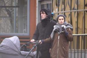 "Папину дочку" Дарью Мельникову и Артура Смольянинова сфотографировали на прогулке с сыном 