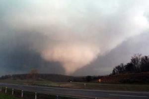 В Техасе мощный торнадо разрушил до основания нефтеперерабатывающий завод 