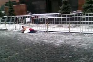 В Москве обнаженный мужчина требовал жилье у Ленина  