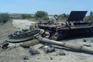 Оккупанты расстреляли свой танк, теперь заметают следы 