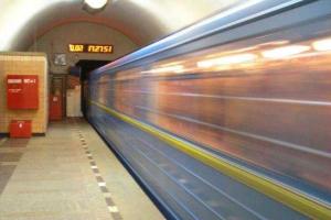 В московском метро женщина прыгнула на крышу поезда, спасти её не удалось