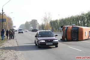 На въезде в Житомир перевернулась маршрутка. Видео