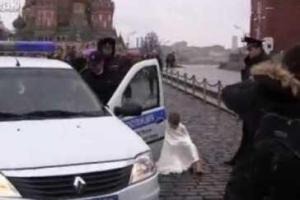 Жителей Москвы перепугал голый мужчина, который разлегся на Красной площади