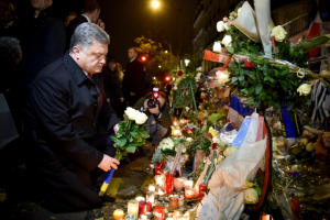 Порошенко в Париже почтил память жертв терактов 