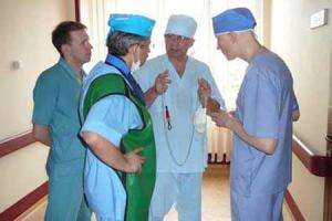 В Горловке медикам выдали зарплату просроченной тушенкой