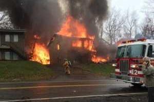 В США самолет упал на жилые дома, есть погибшие