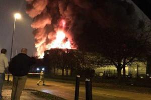 Возле Лондона произошли серия взрывов и пожар: опубликованы фото и видео