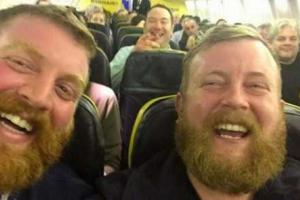 Британец неожиданно встретил на борту авиалайнера своего двойника