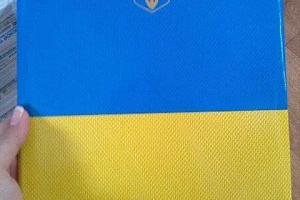 В Макеевке продают обложки на паспорт с украинской символикой