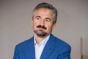 Чиновники получают позорную зарплату и поэтому думают, как «заработать» — эксперт