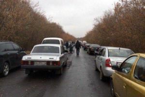 Ситуация на пунктах пропуска в зоне АТО: Волноваха разгрузилась, в Артемовске - очереди