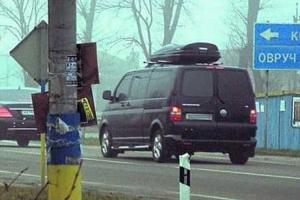Яценюк ездит на работу с кортежем и перекрытой дорогой