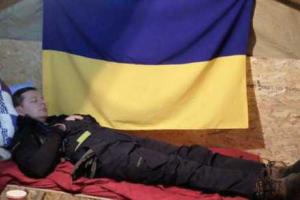 В сети появилось фото спящего Ляшко под флагом Украины