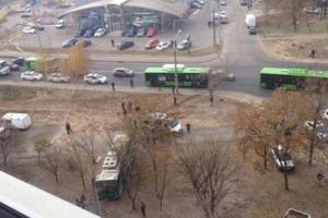 В Харькове водитель троллейбуса, пытаясь избежать ДТП, врезался в дерево 