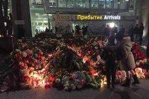 К зданию питерского крематория привезли 25 машин цветов, свечей и игрушек